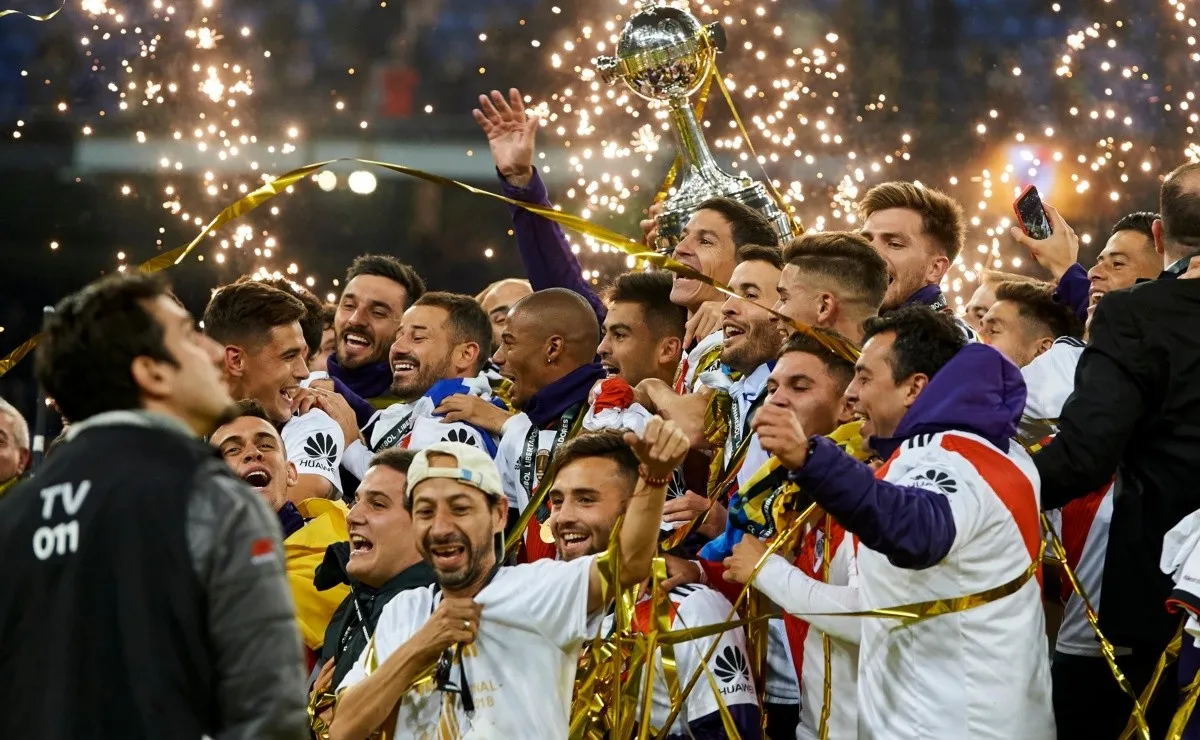 Freddy es un hincha del Más Grande nacido en Medellín que sigue a River por todo el mundo, inclusive estuvo en la premiación de River en el Bernabéu.