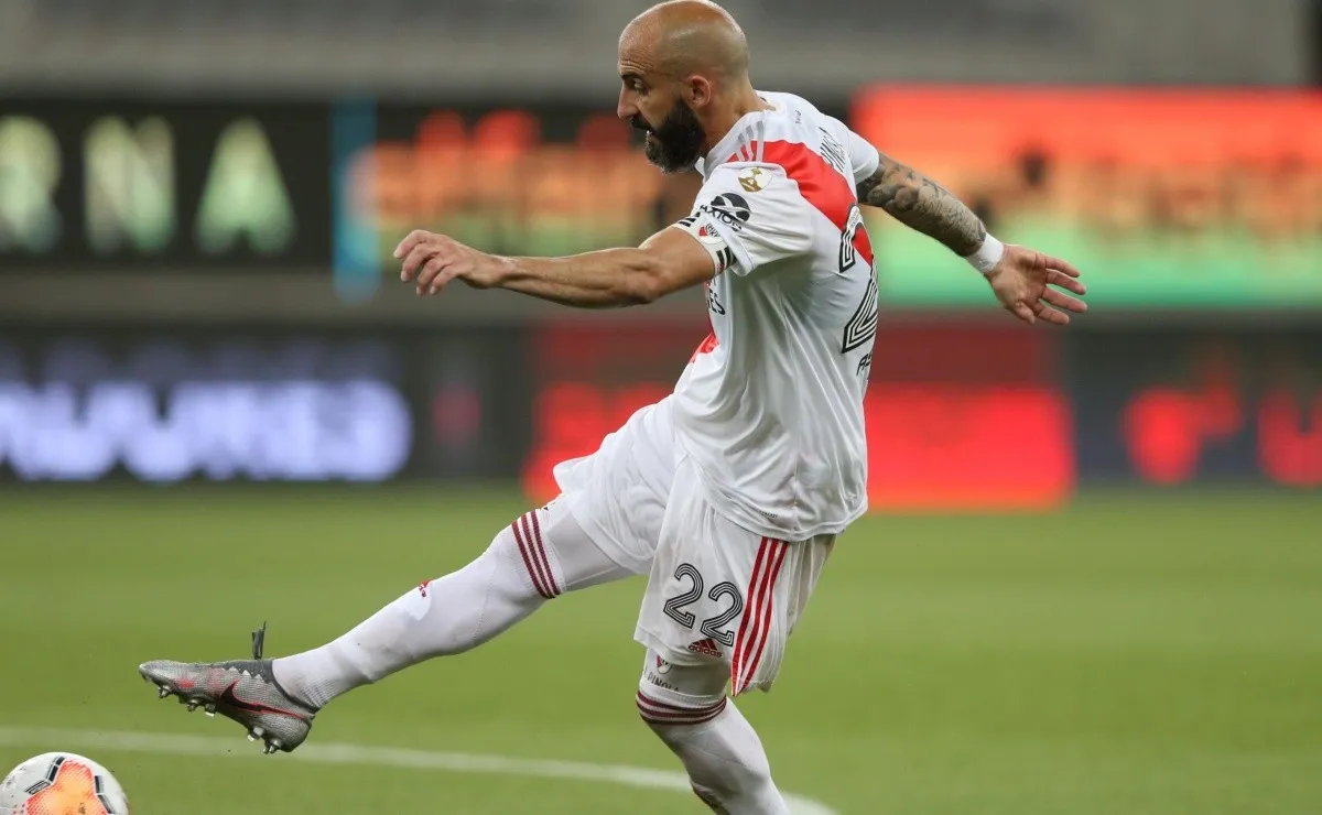 Javier Pinola mostró el descontento por haber conseguido un triunfo en Brasil ante Atlético Paranaense.