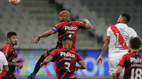 Díaz se eleva en el área rival y está a punto de cabecear.