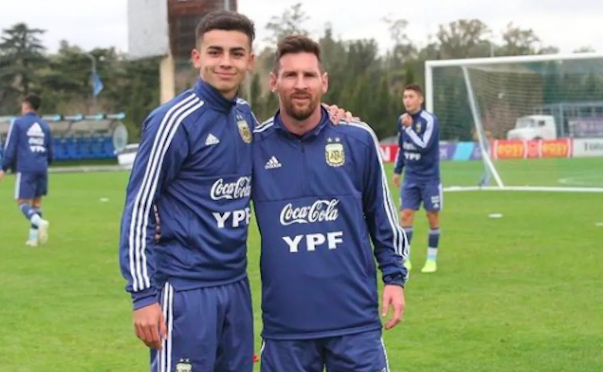 Santiago Simón integra por primera vez una lista de convocados de Primera División. El volante por derecha jugó en la Selección Sub 17 que dirige Pablo Aimar y acumula un puñado de entrenamientos con la Primera.