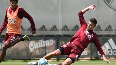 Robert Rojas, en plena práctica con Augusto Aguirre: uno de los dos será el primer marcador central ante Banfield.