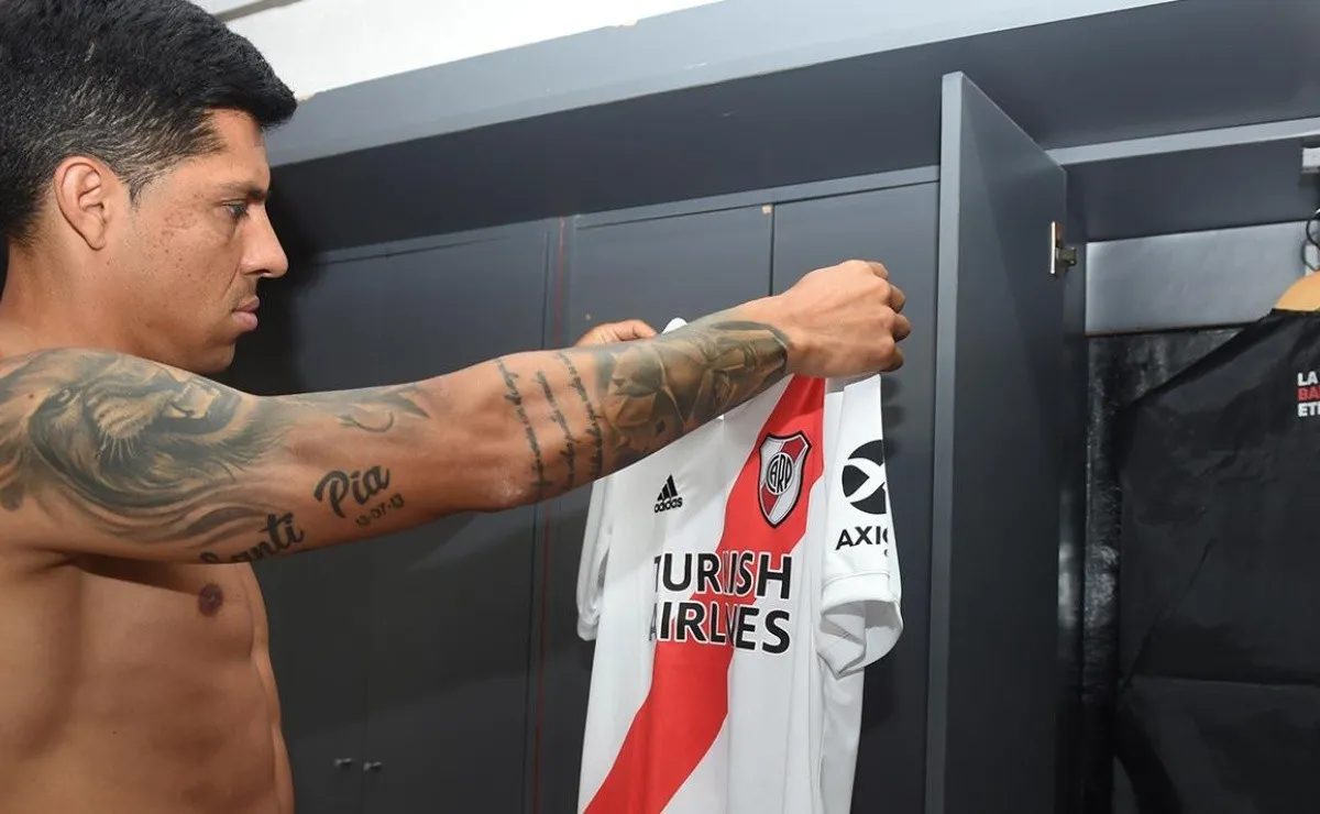 Enzo Pérez posando con la nueva camiseta que River estrenará hoy ante Banfield