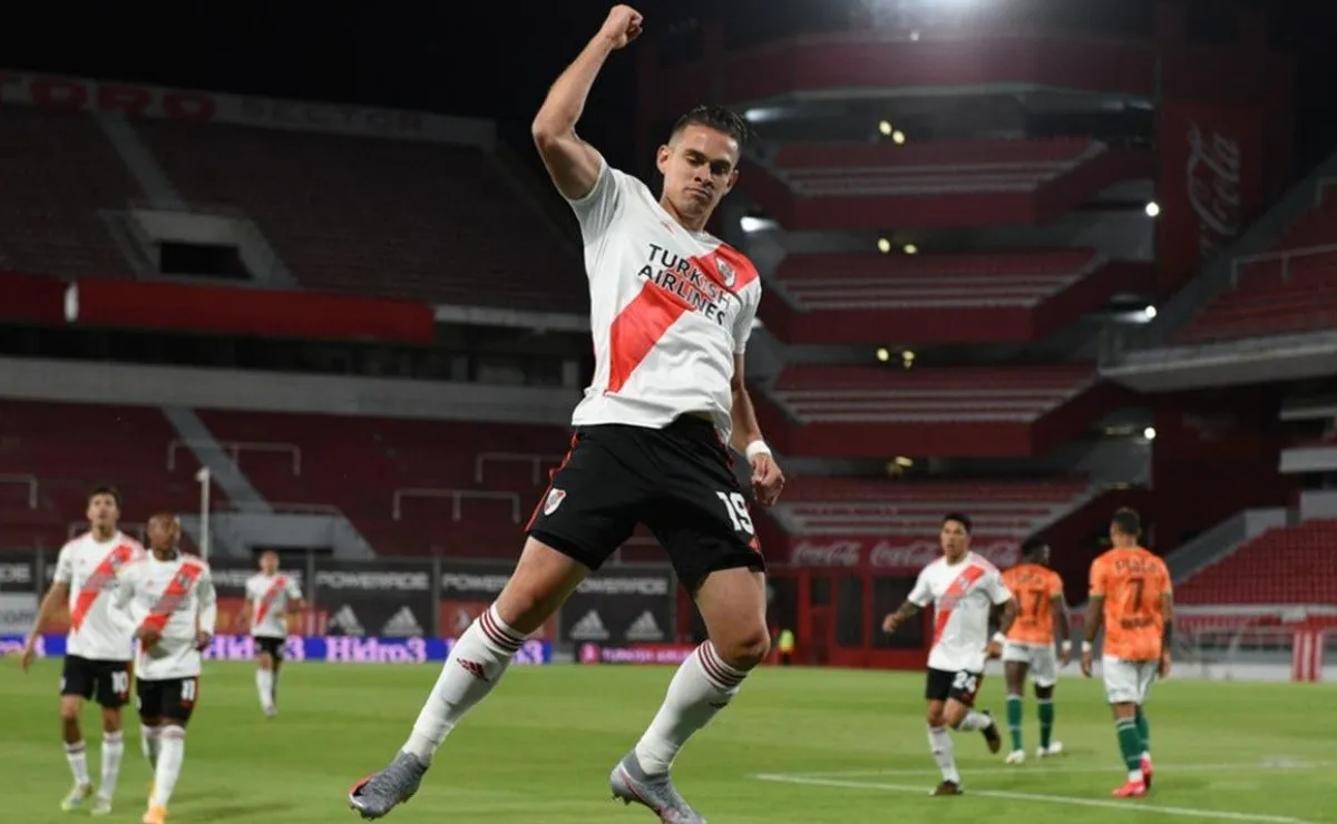 Borre, autor del gol de River en el último cruce con Banfield, vuelve a jugar tras su ausencia por coronavirus.