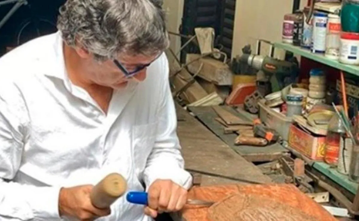 Enzo Francescoli tallando en madera un escudo de River el cual será subastado a fin de año por la Fundación River.