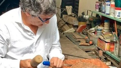 Enzo Francescoli tallando en madera un escudo de River el cual será subastado a fin de año por la Fundación River.