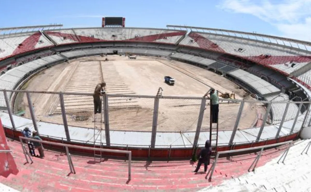 En el marco de las obras para la mejora del Monumental, un grupo de obreros que trabajan de noche encontraron un túnel que no se usaba desde 1977.