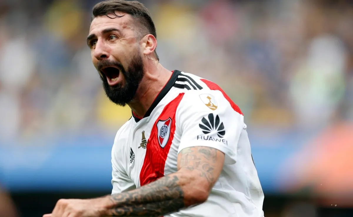 Lucas Pratto festejando su gol sacando del medio en la Bombonera