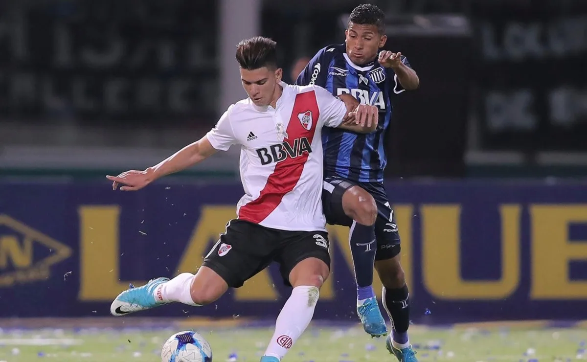 Augusto Aguirre debutó el 28 de octubre de 2017 frente a Talleres en Córdoba, hasta el momento fue su único partido en Primera.
