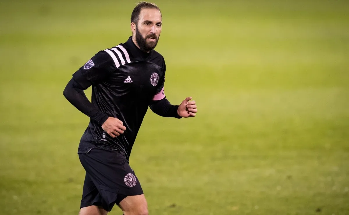 Gonzalo Higuaín jugó en River entre 2005 y 2006, disputó un total de 41 partidos y marcó 15 goles. Luego fue transferido al Real Madrid.