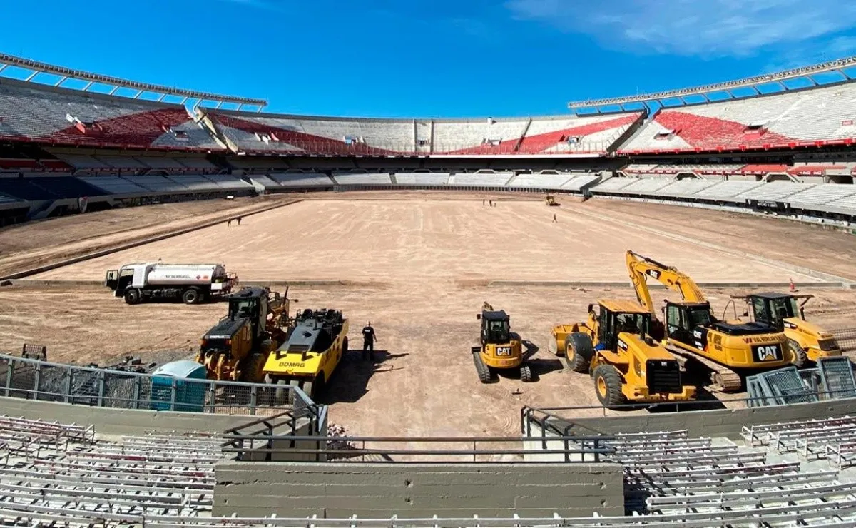 Las obras en el Monumental avanzan, esta semana comenzó a trabajar la empresa irlandesa SIS Pitches que se encarga de todo lo relacionado con el césped híbrido.