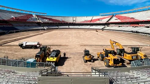 Las obras en el Monumental avanzan, esta semana comenzó a trabajar la empresa irlandesa SIS Pitches que se encarga de todo lo relacionado con el césped híbrido.