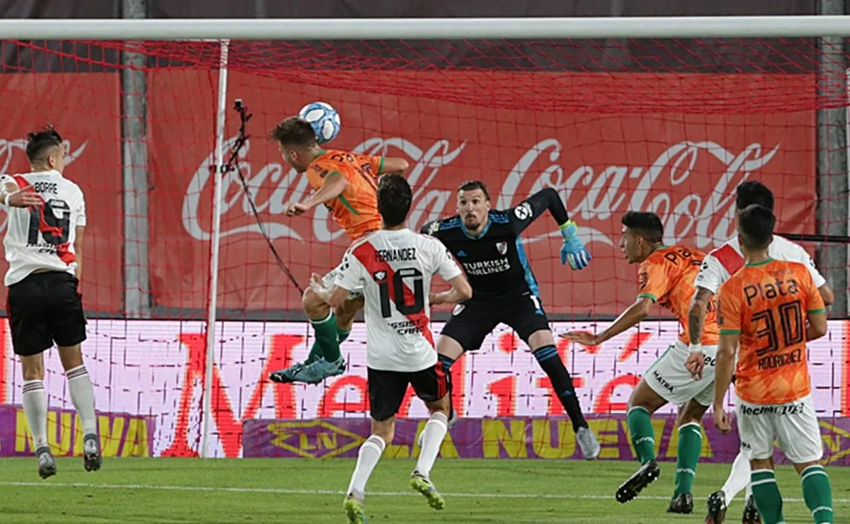 River sufrió nuevamente frente a Banfield la pelota detenida en contra