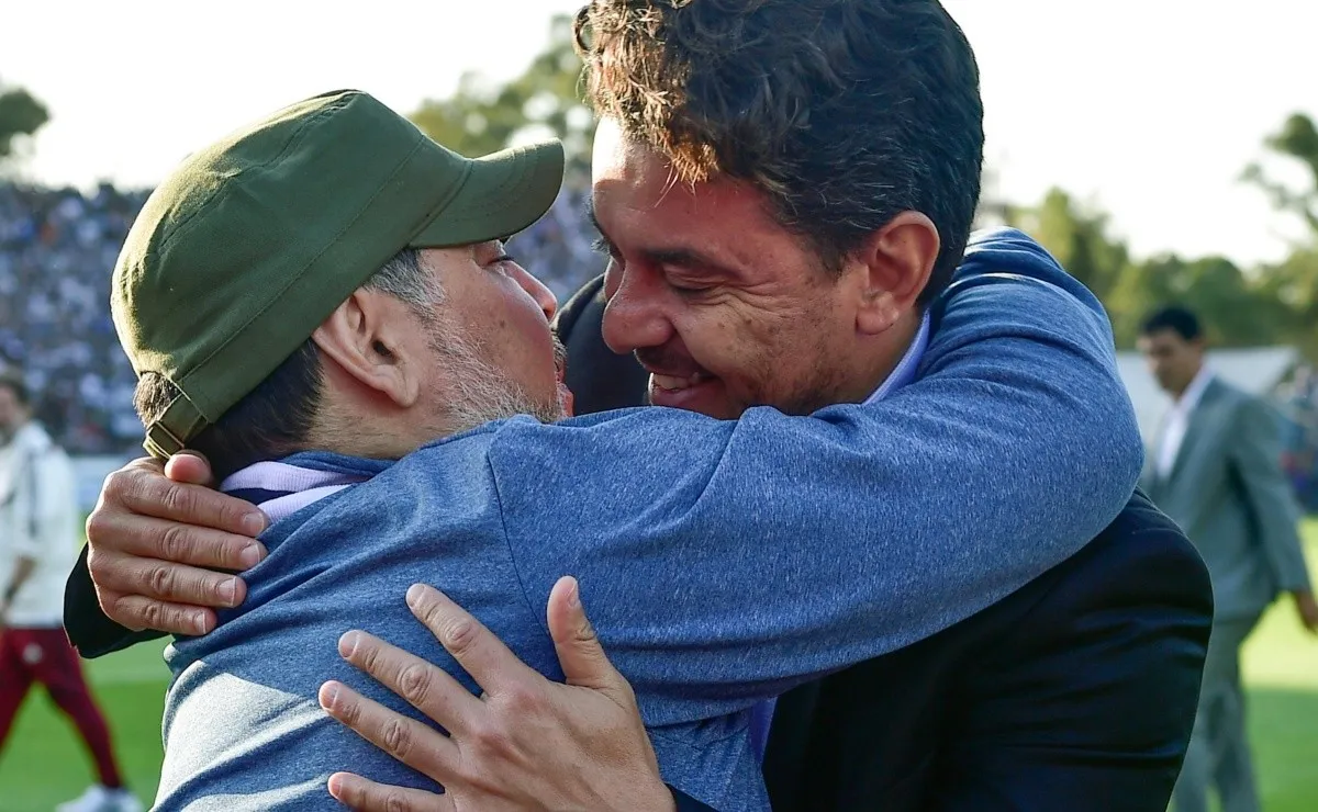 El abrazo entre los dos entrenadores cuando River visitó a Gimnasia en el Bosque de La Plata.