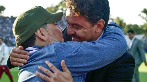 El abrazo entre los dos entrenadores cuando River visitó a Gimnasia en el Bosque de La Plata.