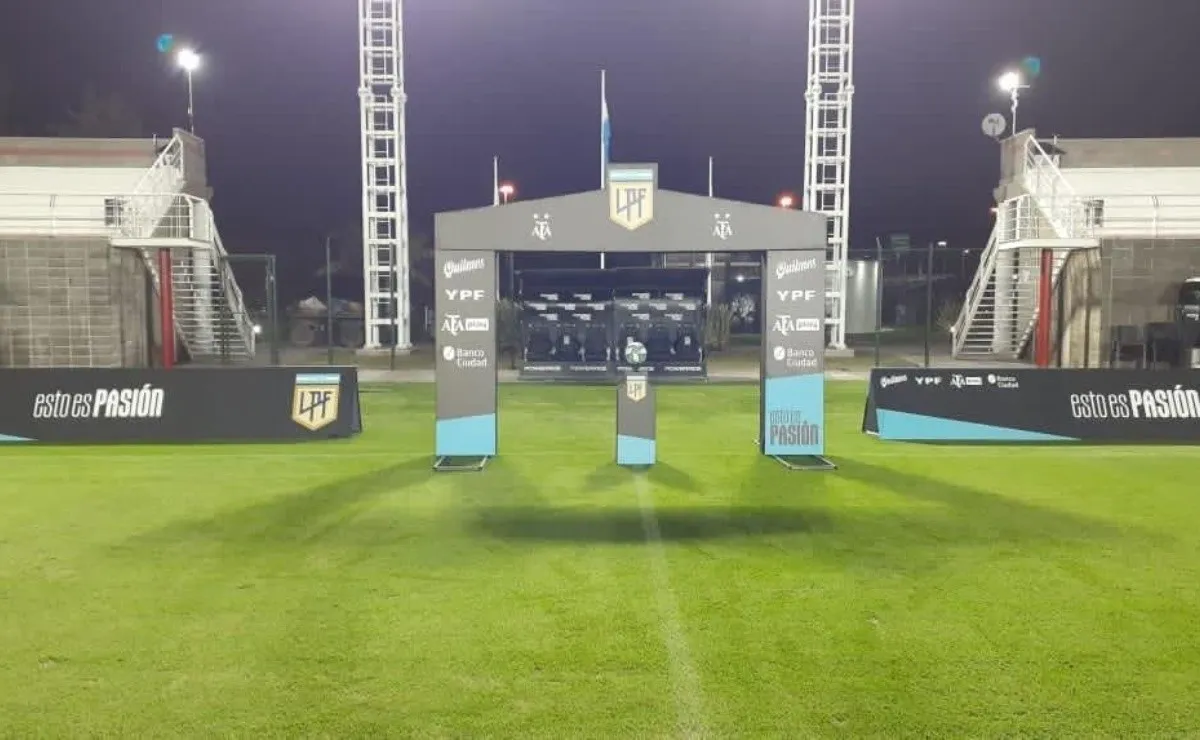 El River Camp con los carteles y el arco de la Liga Profesional.