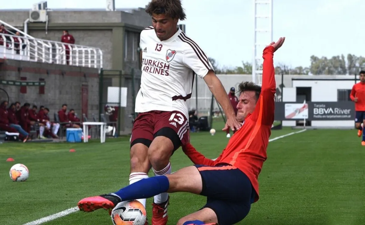 Santiago Sosa disputa la pelota durante el amistoso que se jugó en el River Camp frente a San Lorenzo.