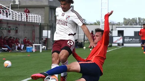 Santiago Sosa disputa la pelota durante el amistoso que se jugó en el River Camp frente a San Lorenzo.