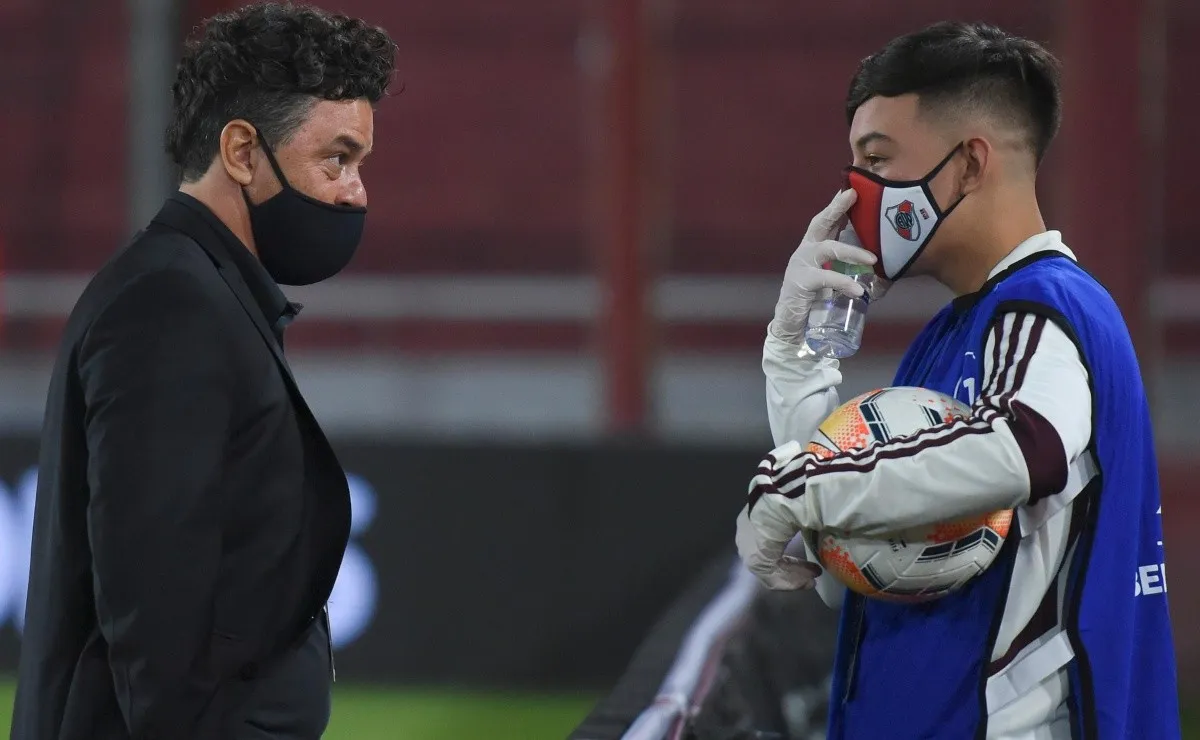 Gallardo en plena charla con su hijo Matías, alcanzapelotas en la Libertadores.