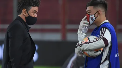 Gallardo en plena charla con su hijo Matías, alcanzapelotas en la Libertadores.