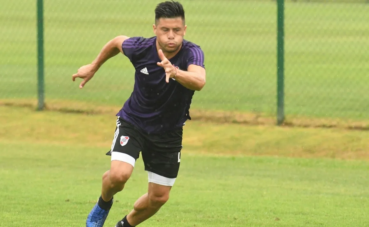 Jorge Moreira entrena a la par del grupo luego de recuperarse de una lesión muscular.