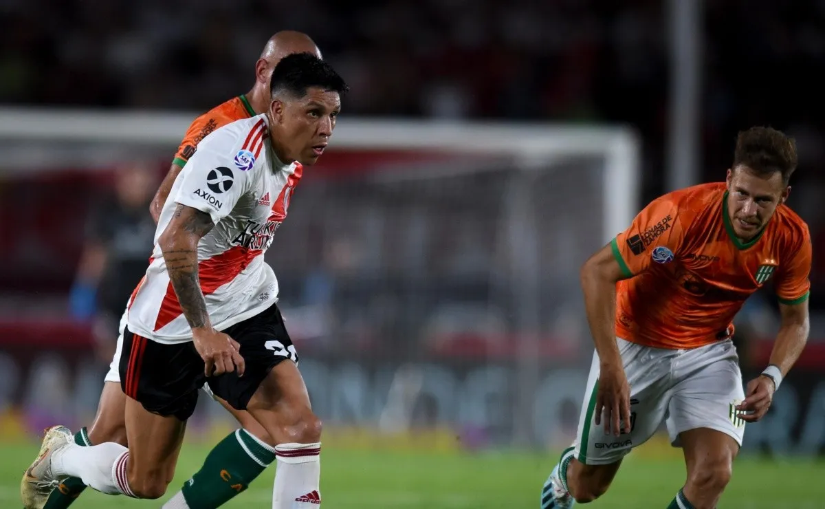 Enzo Pérez y una escena del último cruce con Banfield, en febrero pasado en el Monumental.