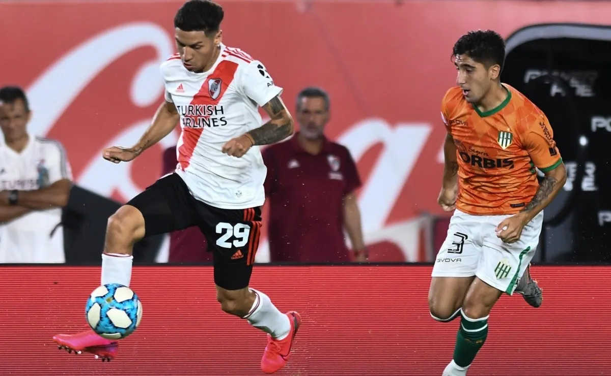 Gonzalo Montiel se proyecta por derecha en el último partido ante Banfield que fue triunfo por 1 a 0.