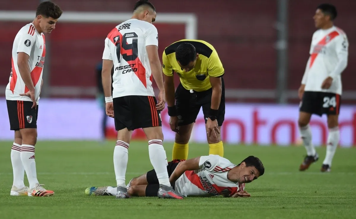 El volante quiso anticipar, llegó a destiempo, chocó al jugador de Liga y perdió la estabilidad.