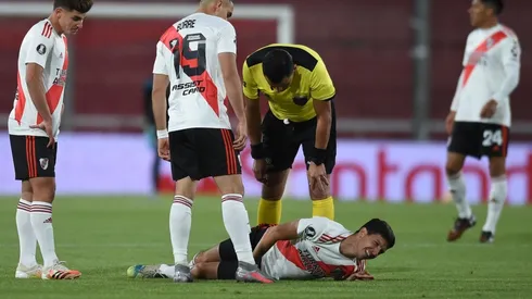 El volante quiso anticipar, llegó a destiempo, chocó al jugador de Liga y perdió la estabilidad.