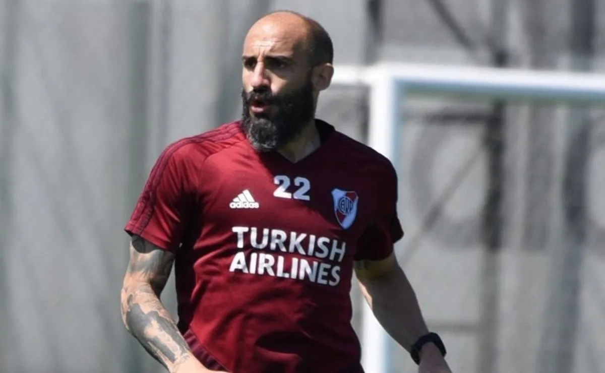 Javier Pinola será titular el martes por la noche ante Liga de Quito