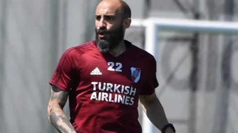 Javier Pinola será titular el martes por la noche ante Liga de Quito