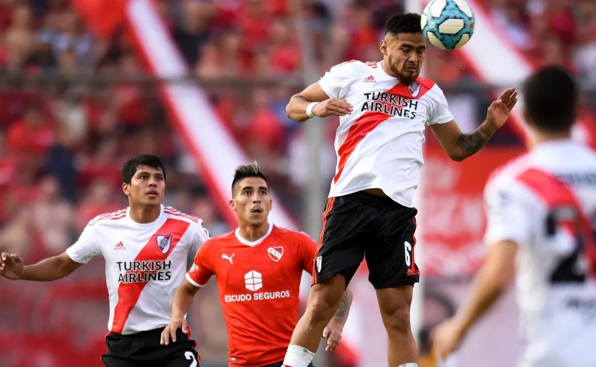 Paulo Díaz gana de arriba frente a Independiente, de fondo aparece Robert Rojas, el otro candidato para suplir a Martínez Quarta.