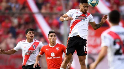 Paulo Díaz gana de arriba frente a Independiente, de fondo aparece Robert Rojas, el otro candidato para suplir a Martínez Quarta.