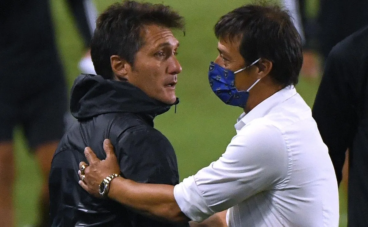 Almeyda saluda a Barros Schelotto después del triunfo de su equipo.