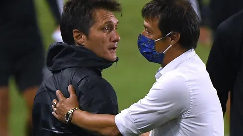 Almeyda saluda a Barros Schelotto después del triunfo de su equipo.