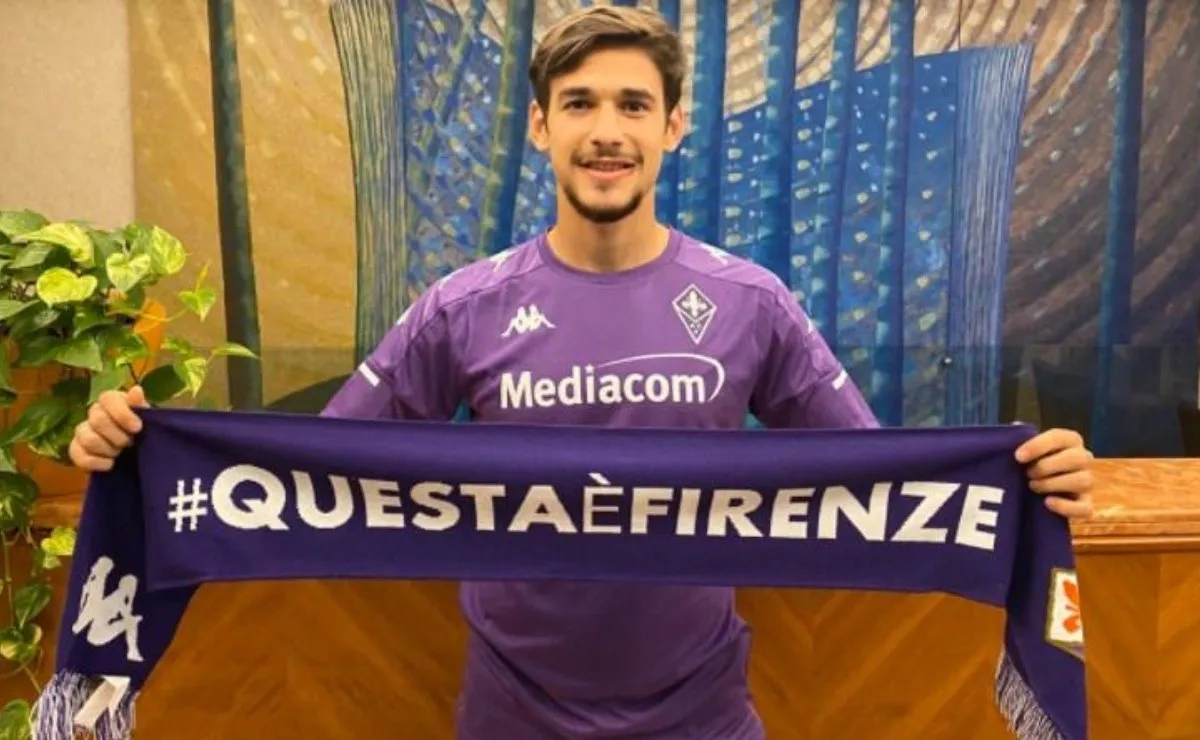 Martínez Quarta con la camiseta de la Fiorentina puesta en su presentación.