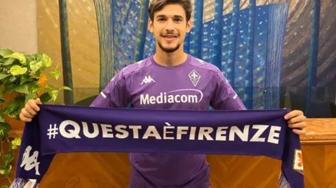 Martínez Quarta con la camiseta de la Fiorentina puesta en su presentación.