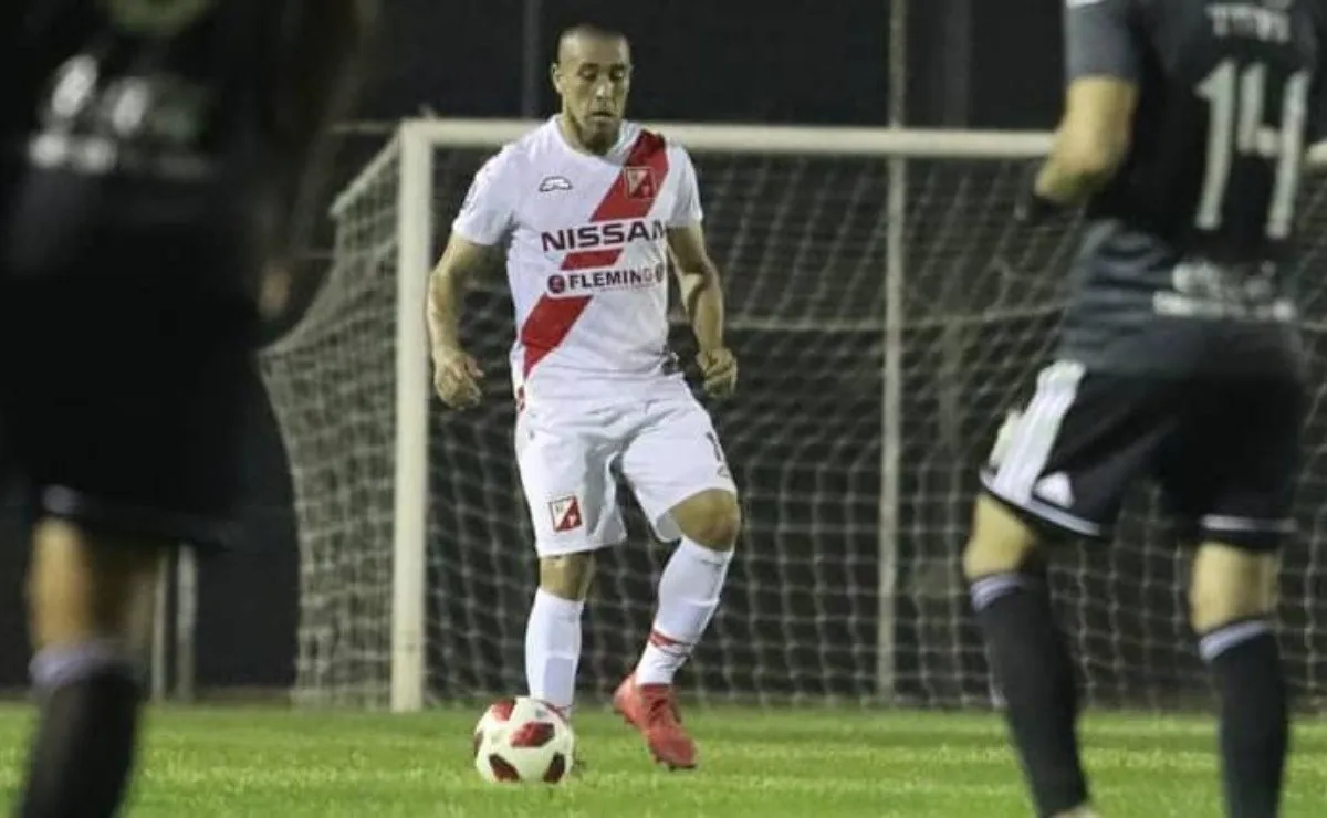 Matías Maidana, el hermano de Jonatan, con la banda roja del River guaraní