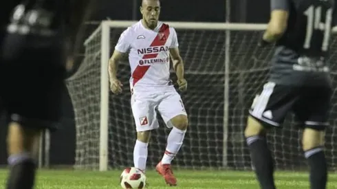 Matías Maidana, el hermano de Jonatan, con la banda roja del River guaraní