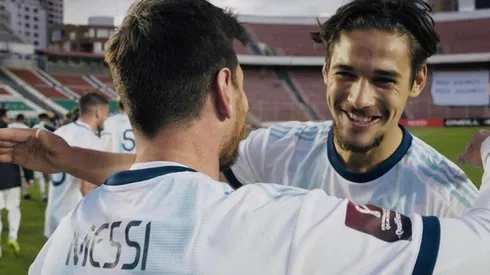 La alegría de Martínez Quarta al abrazar a Messi, luego del triunfo frente a Bolivia.