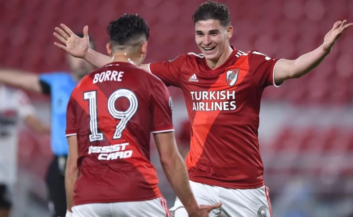 Julián Álvarez y Rafael Borré, dos de los máximos goleadores de River en la Libertadores