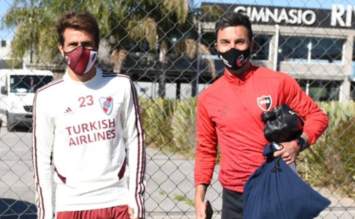 Ponzio y Scocco fueron compañeros en Newell's y en River. Esta mañana se reencontraron en Ezeiza.