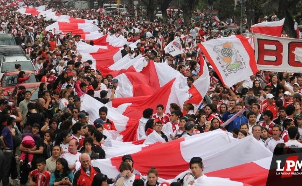 Más de cien mil hinchas formaron parte de la caravana.