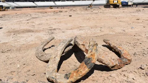 Tres herraduras aparecieron enterradas y ya fueron separadas para exhibirlas en el Museo River.