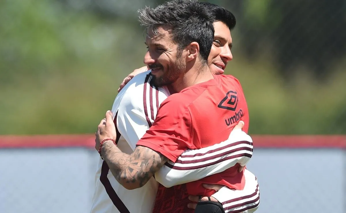 El abrazo entre Enzo Pérez e Ignacio Scocco, esta mañana en Ezeiza, antes del amistoso.