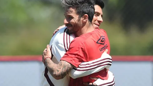 El abrazo entre Enzo Pérez e Ignacio Scocco, esta mañana en Ezeiza, antes del amistoso.