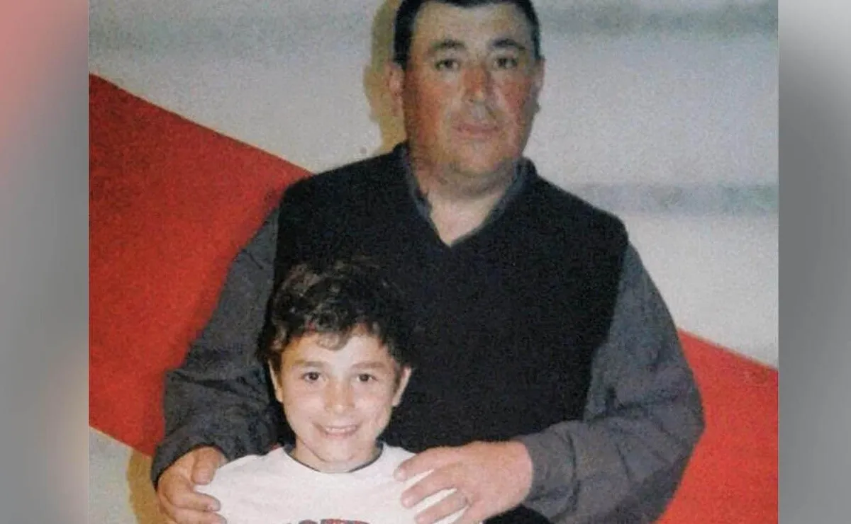 Julián Álvarez en su infancia con su primer DT, Rafael Varas