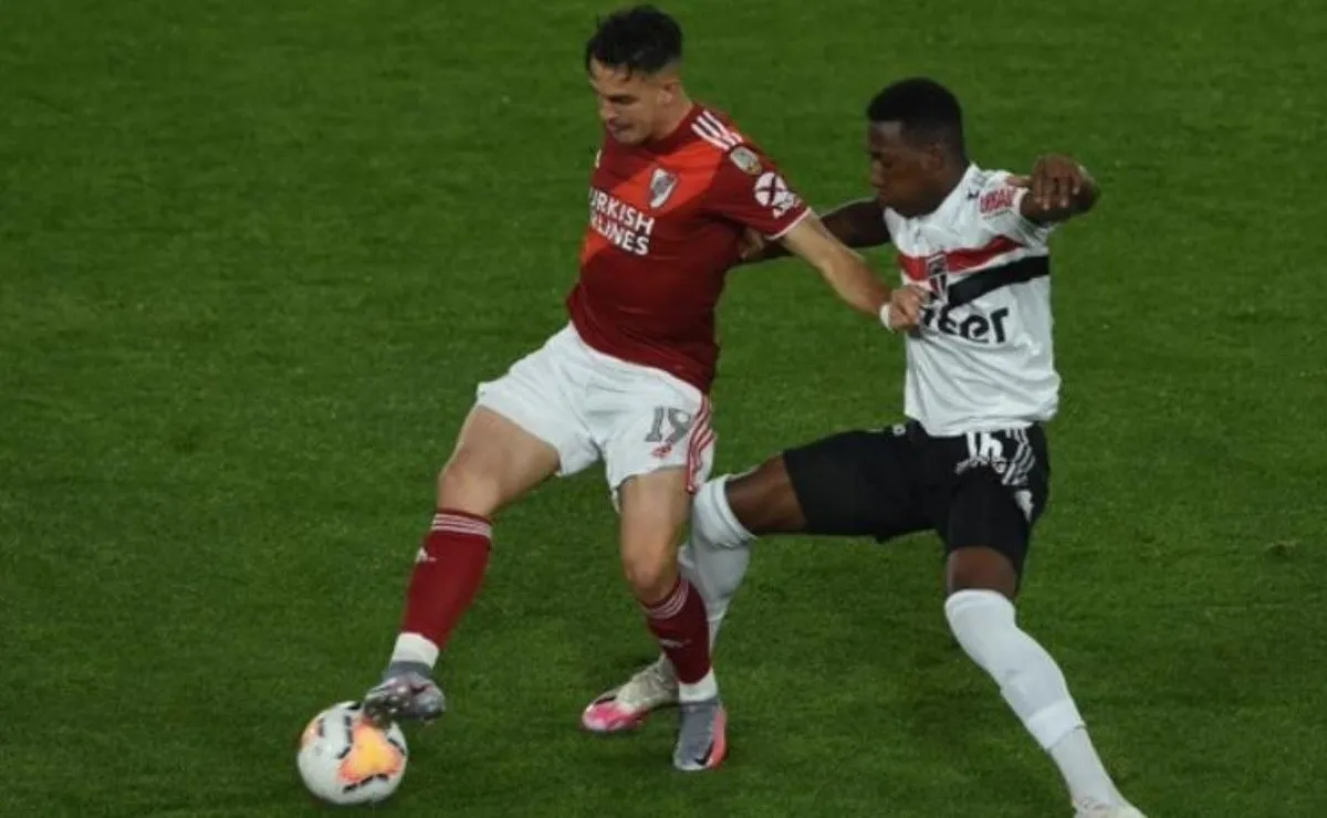 Borré pisa la pelota en el Libertadores de América.