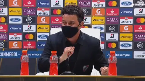 Gallardo tapa el micrófono con la mano y se ríe luego de la situación.