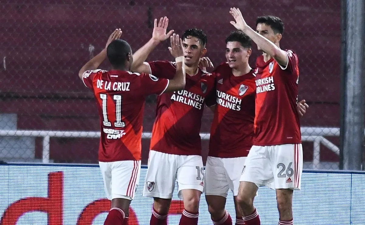 El festejo de Álvarez con sus compañeros después del gol que puso el 1-0.