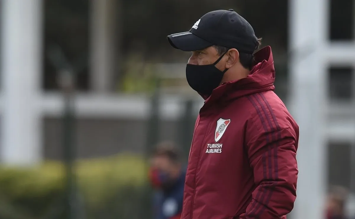 El Muñeco mira atentamente el encuentro frente a San Lorenzo.